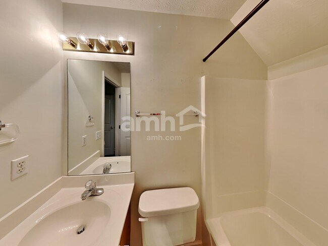 Building Photo - 302 Alexis Dr