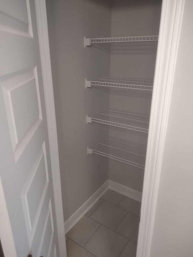 Building Photo - ***HURRY!!  FREE RENT WITH A SEPTEMBER 202...