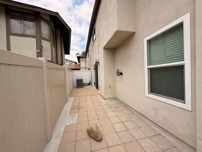 Building Photo - 3 Bed, 2.5 Bath in Ontario!
