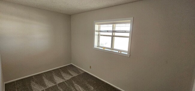 Building Photo - 1575 S Roosevelt Rd 6