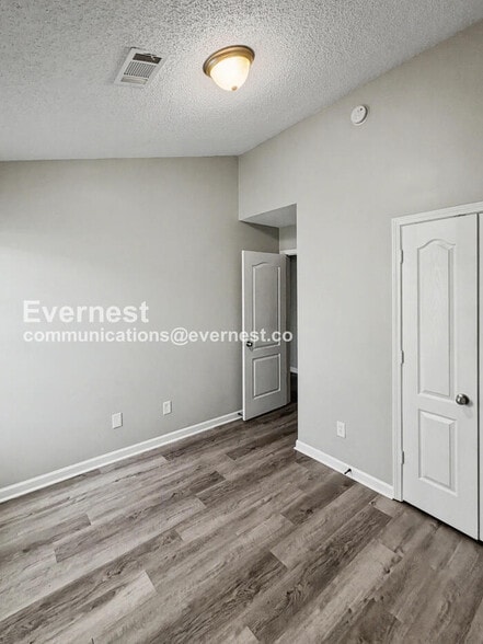 Building Photo - 8609 Thomas Ln