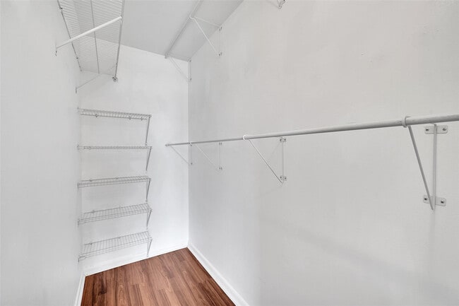 Building Photo - 486 Fanshaw L