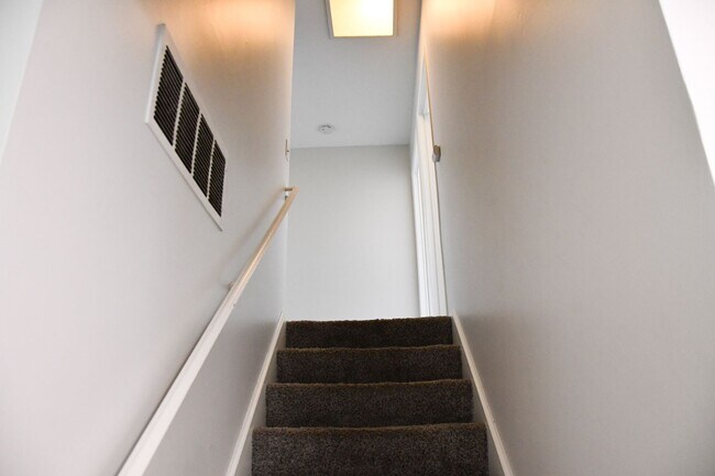 Building Photo - 522 E Collins Ave
