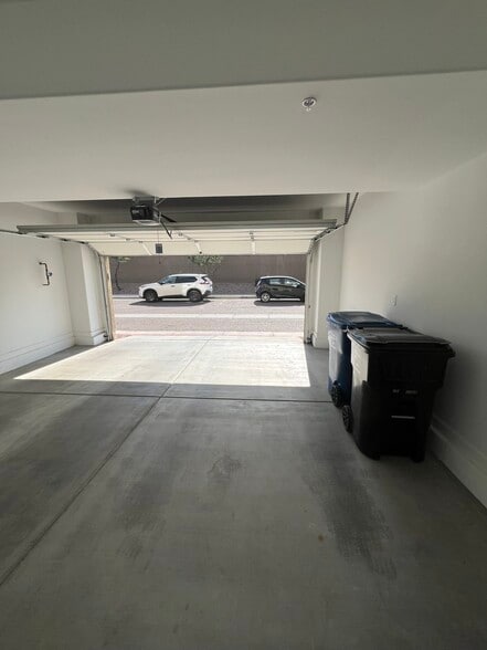 Building Photo - 1255 N Arizona Ave