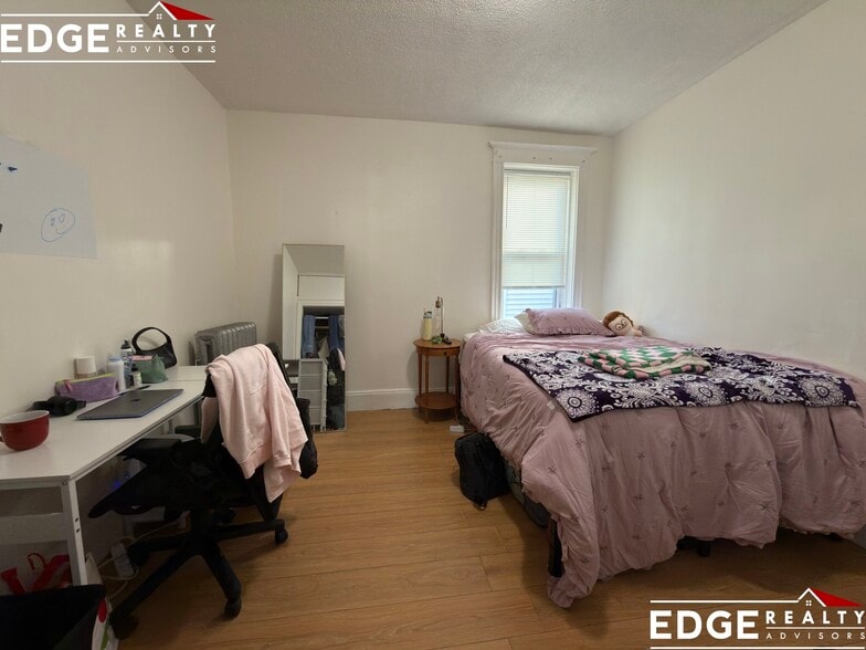 Building Photo - 56 Park Vale Ave