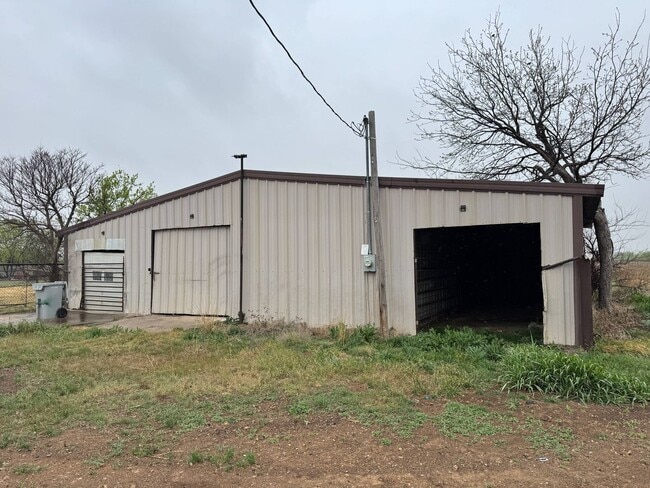 Building Photo - 5 Bed 2 Bath Home w/ 6.14 Acres In Iowa Park ISD.