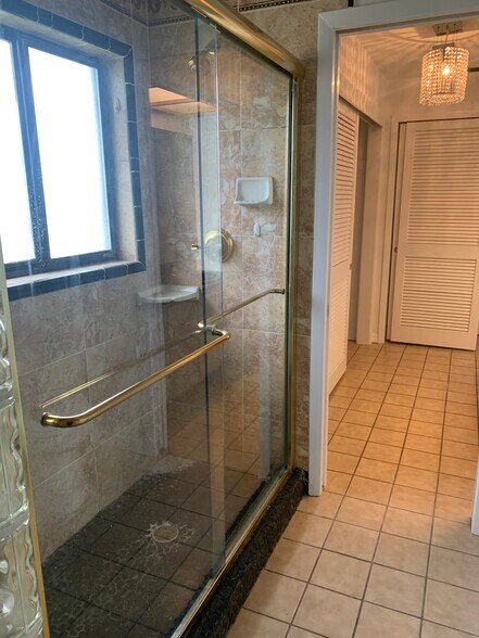 Master Bath with shower and tub - 6321 Jamaica Cir E