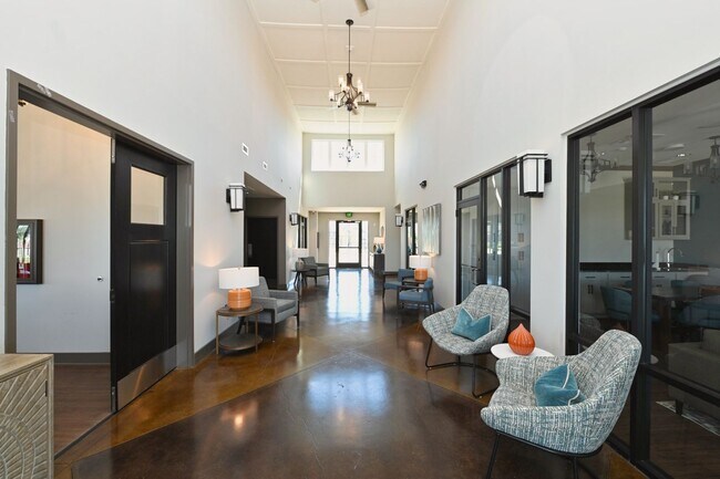 Building Photo - 3 Bedroom Townhome w/ 2 Car Garage