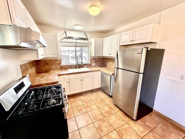 Building Photo - Charming Manhattan Beach Home with Spacious Yard – Prime Location!
