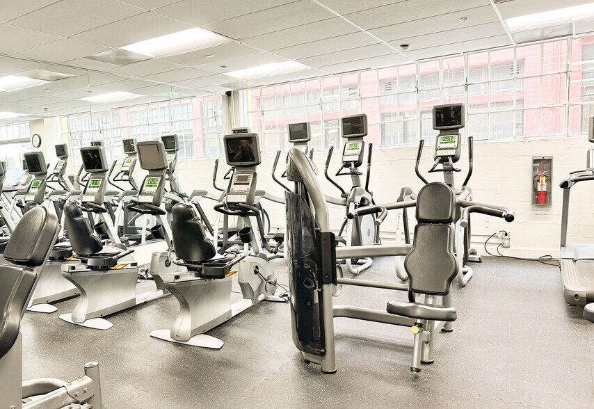 Building Photo - 315 E 8th St