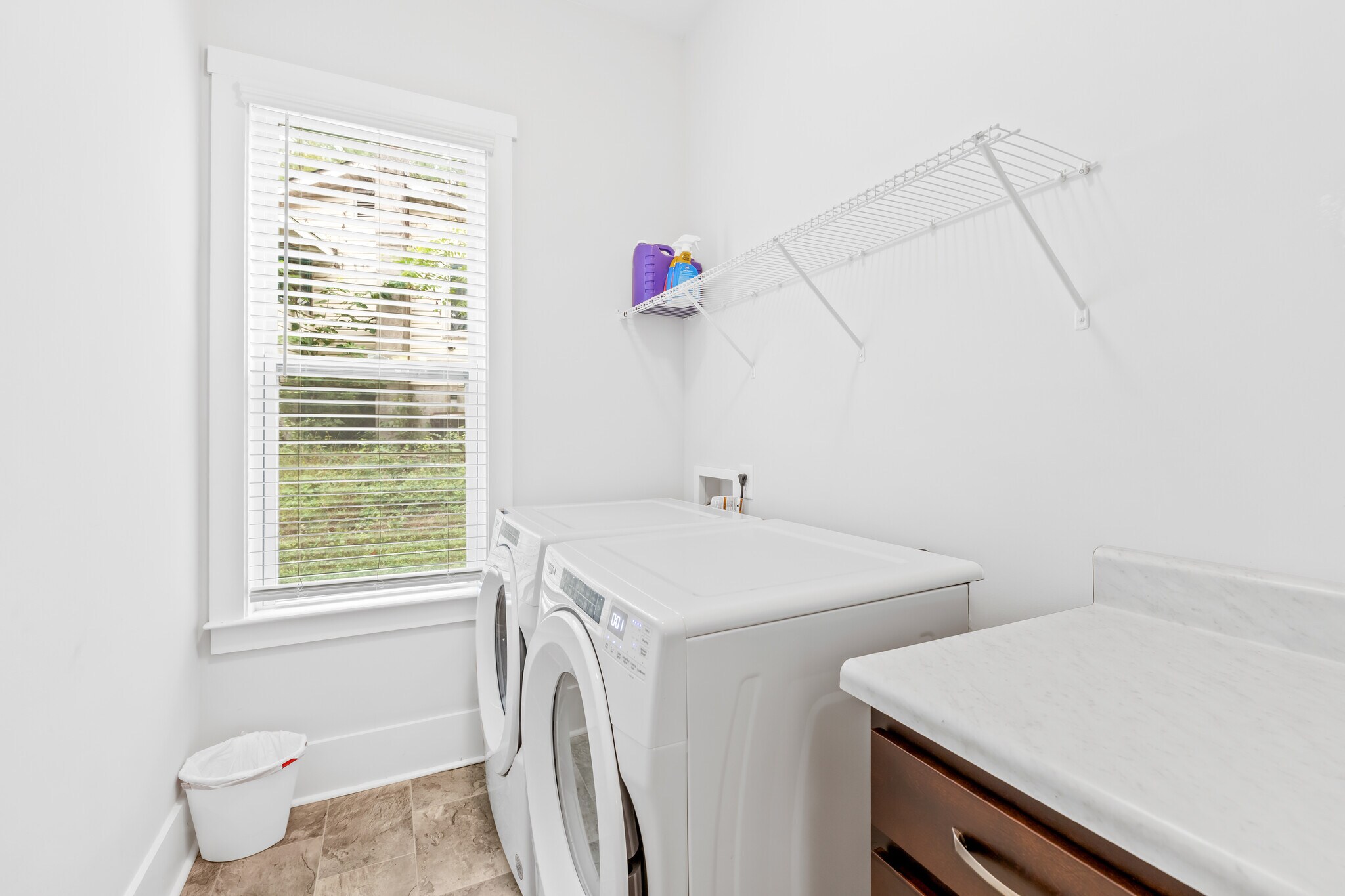 Building Photo - Room in House on Grace Ln