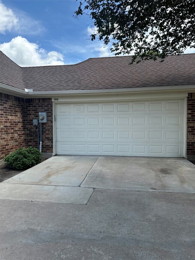 Building Photo - 506 Cypress Vista