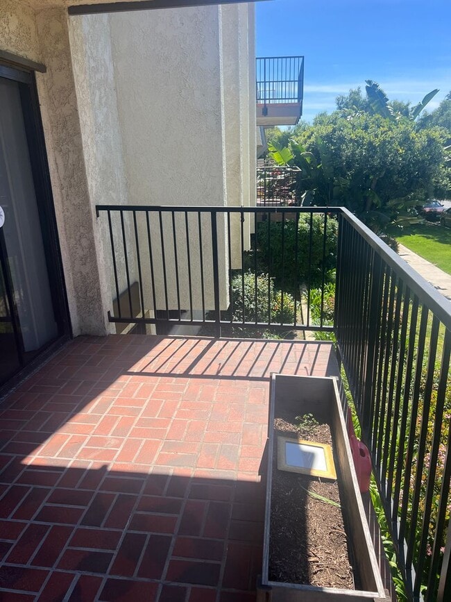 Building Photo - Huge 2 bed 2 bath condo.  2 balconies peek a boo ocean views