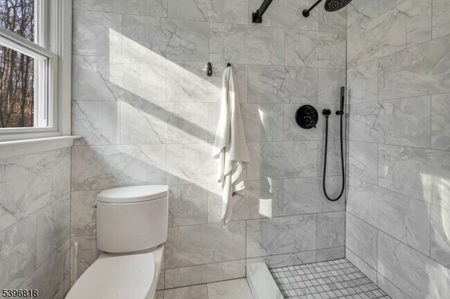 Building Photo - 18 Lisa Dr