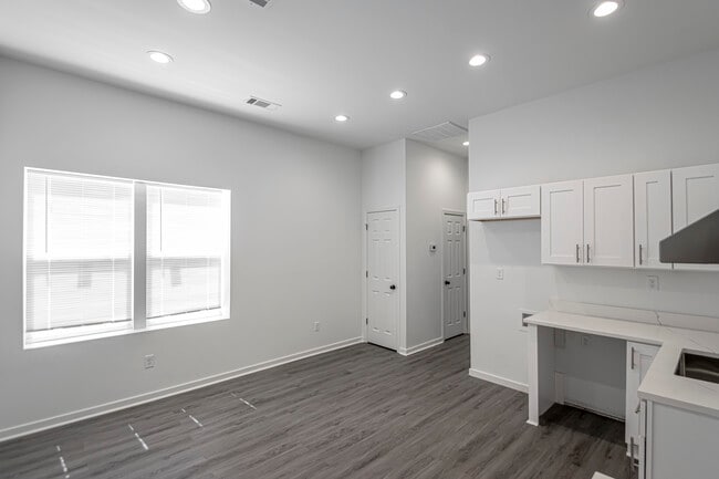 Building Photo - 214 S Park St