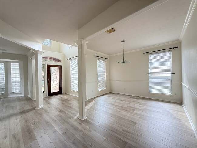 Building Photo - 1528 Mesa Verde Dr