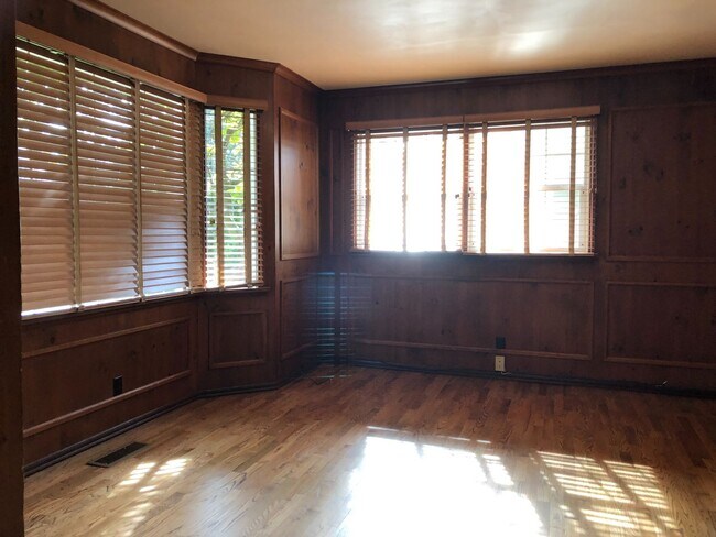 Building Photo - Elegant and Luxury home in Medina, 5 bedro...