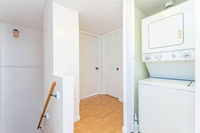 Building Photo - 3862 NE 171 St