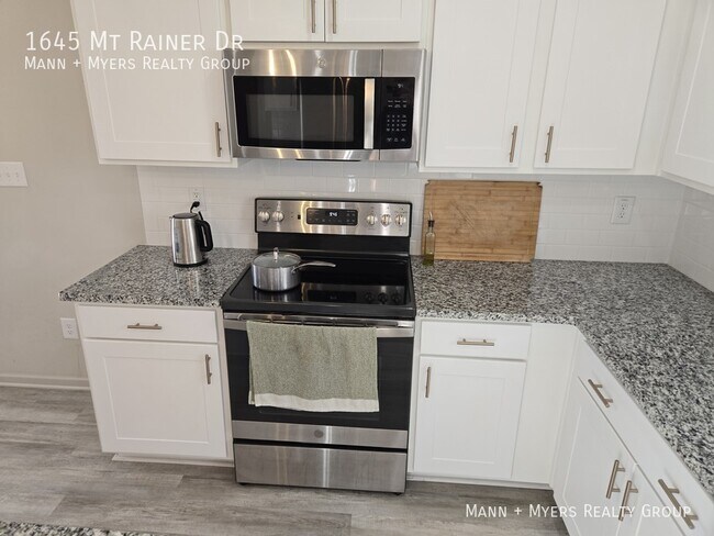 Building Photo - 1645 Mount Rainer Dr