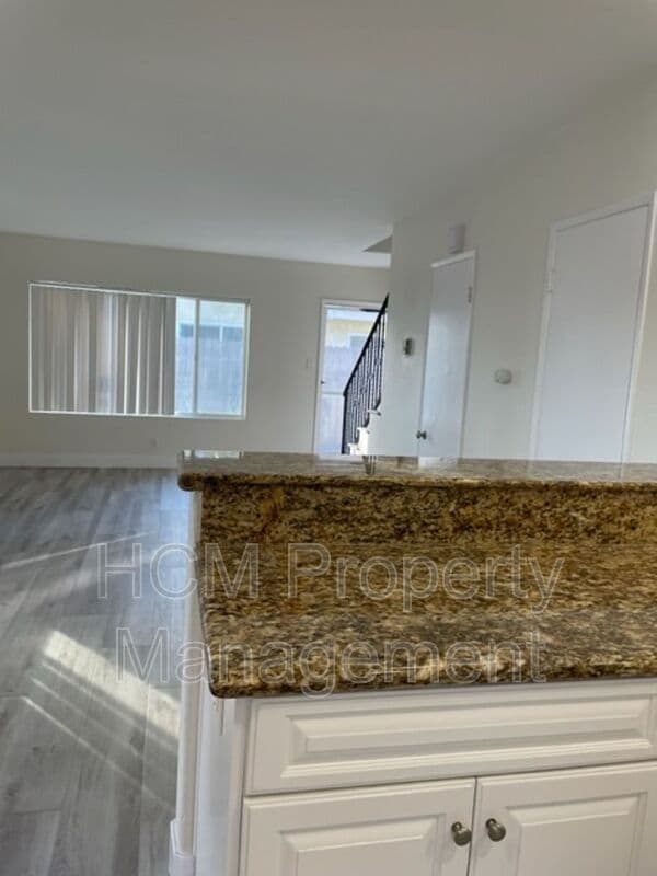 Building Photo - 2835 E 5th St