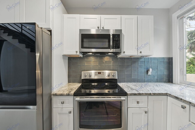 Building Photo - 4040 Avondale Ave