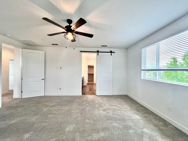 Building Photo - 377 Traverse Dr S