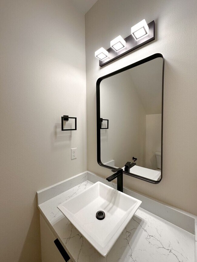 Building Photo - Modern and Unique 3BR Duplex in Keizer! Built in 2024!