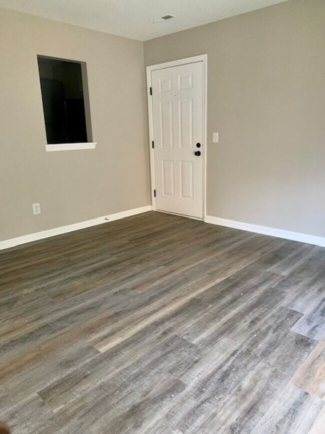 Building Photo - Adorable 2 bedroom 1 bath Condominium in Charlestown Square