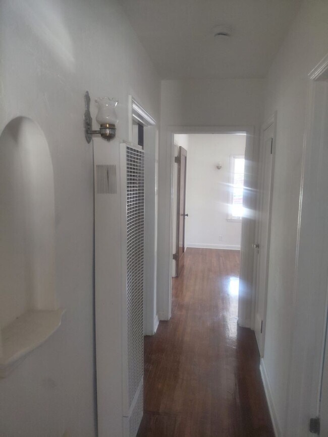 Building Photo - 1010