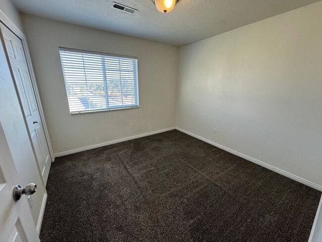 Building Photo - 3 bedroom 2 bath!! Available Now!!