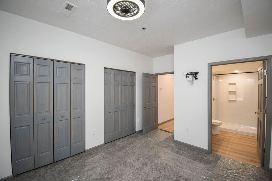 Building Photo - 7446 S Louise Ave