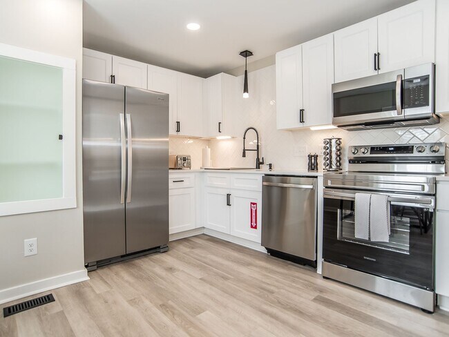 Building Photo - **OFFERING 1/2 OFF FIRST MONTH'S RENT FOR 9+ MONTH LEASE** Luxurious 2BD, 1.5BA Raleigh Unit (B) ...