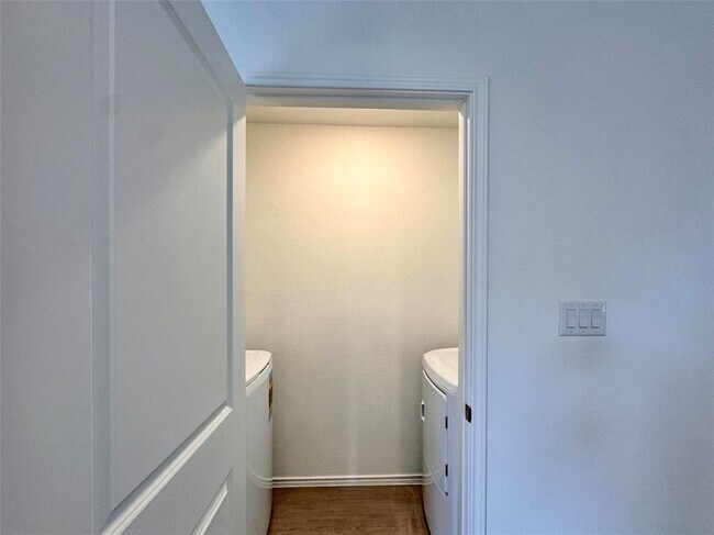 Building Photo - 554 Sormonne Lp