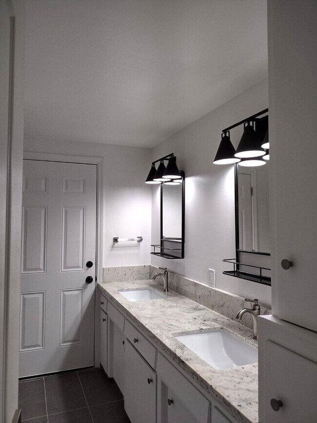 Building Photo - Large family home in Panorama area, near B...