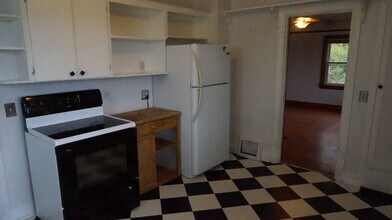 Building Photo - Country living yet close to city for all the conveniences