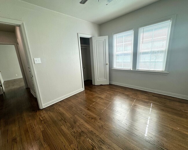 Building Photo - Adorable two-bedroom One-bathroom house located in the Kendall-Whittier neighborhood!