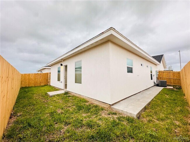 Building Photo - 2304 E Viviana St