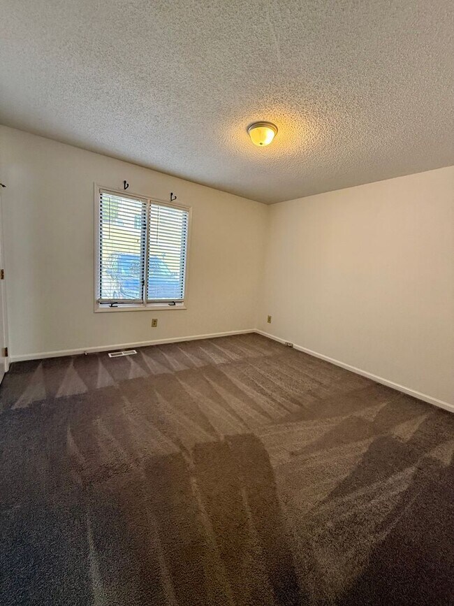 Building Photo - Two Bedroom Duplex with Garage and Storage / North Asheville