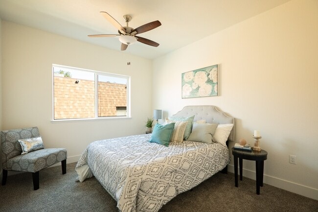 Building Photo - 916 N Olive Ave