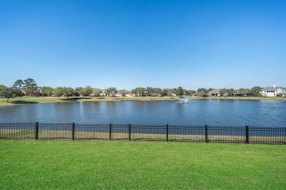 Building Photo - 1922 Lake Grayson Dr