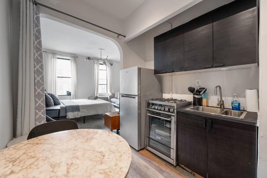 Building Photo - 330 E 61st St