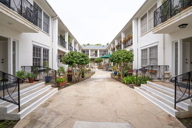 Building Photo - 415 San Vicente Blvd