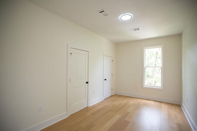 Building Photo - 1704 S Park St