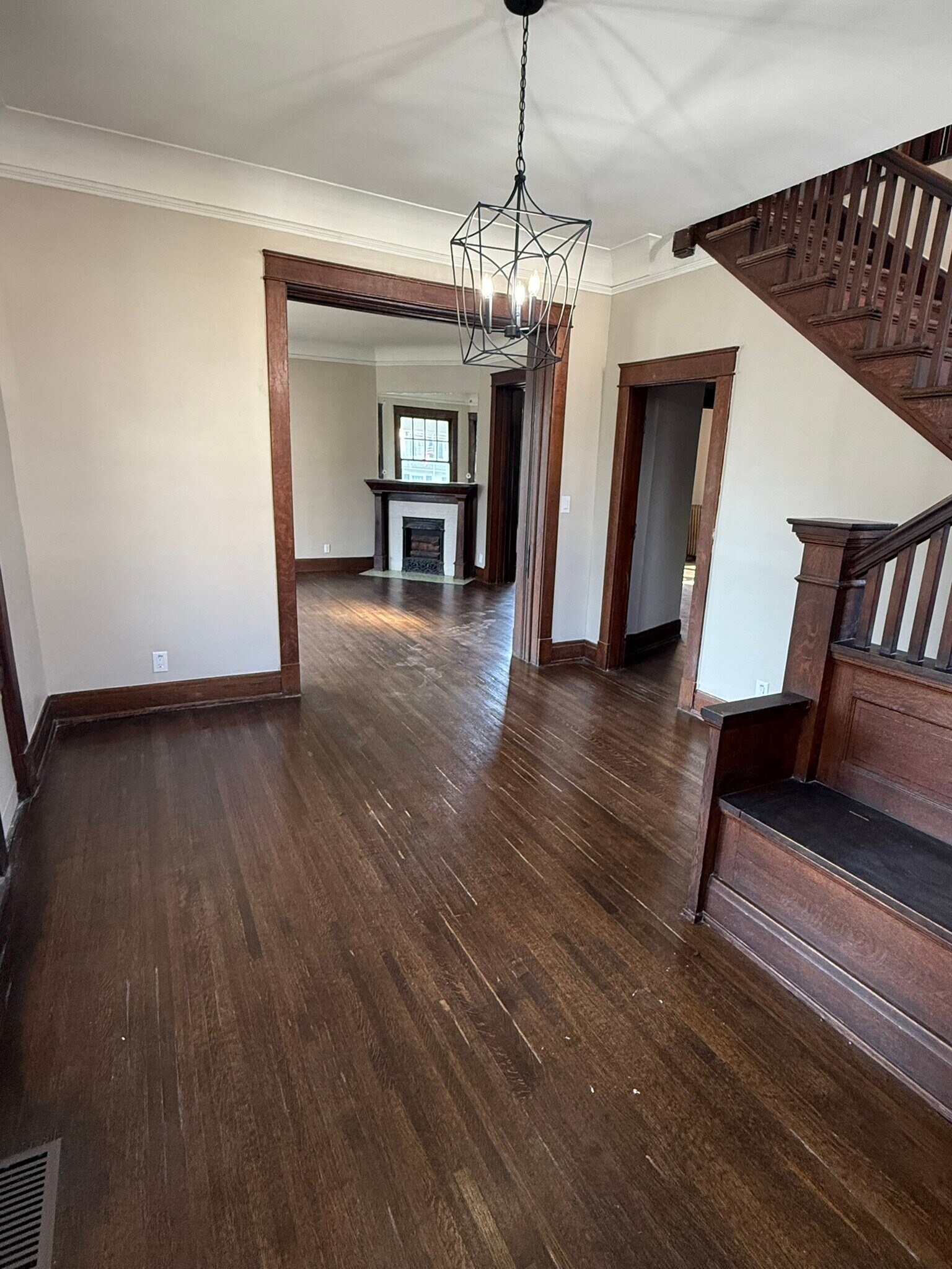 Building Photo - 907 Main St