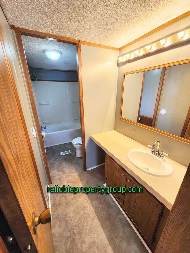 Building Photo - New Listing in Fort Wayne
