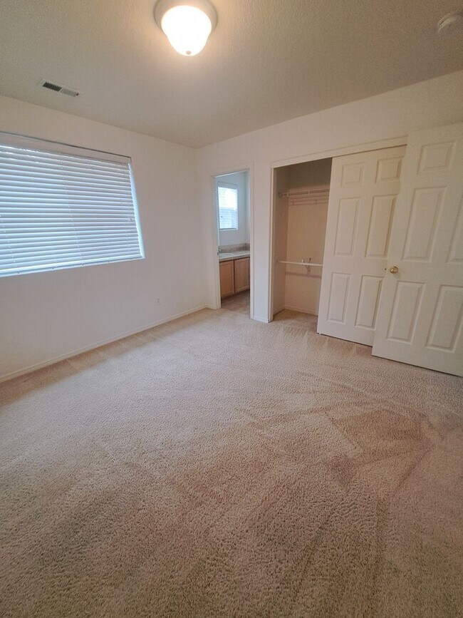 Building Photo - 3 BEDROOM - AC - move in ready Hillsboro