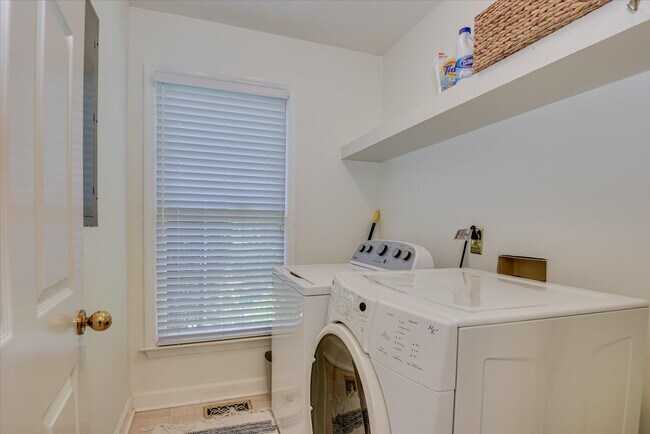 Building Photo - 869 Hickory Ridge Rd