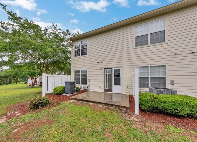Building Photo - 749 Majestic Dr