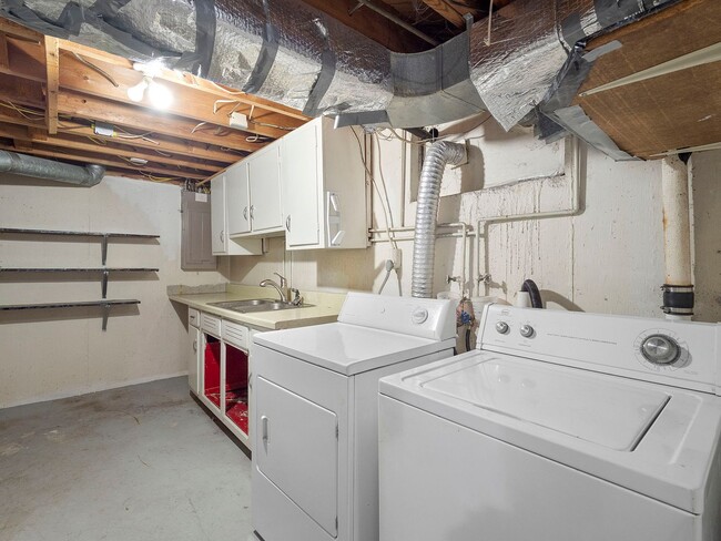 Building Photo - 4 Bedroom/ 2 Bath Home for Rent in NW Roanoke