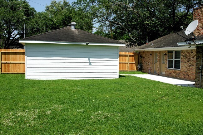 Building Photo - 6031 Cerritos Dr